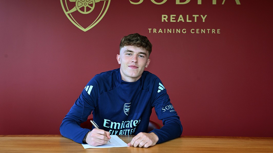 Chính thức: Arsenal ký hợp đồng chuyên nghiệp đầu tiên với tiền đạo 17 tuổi Sedaq O'Neill