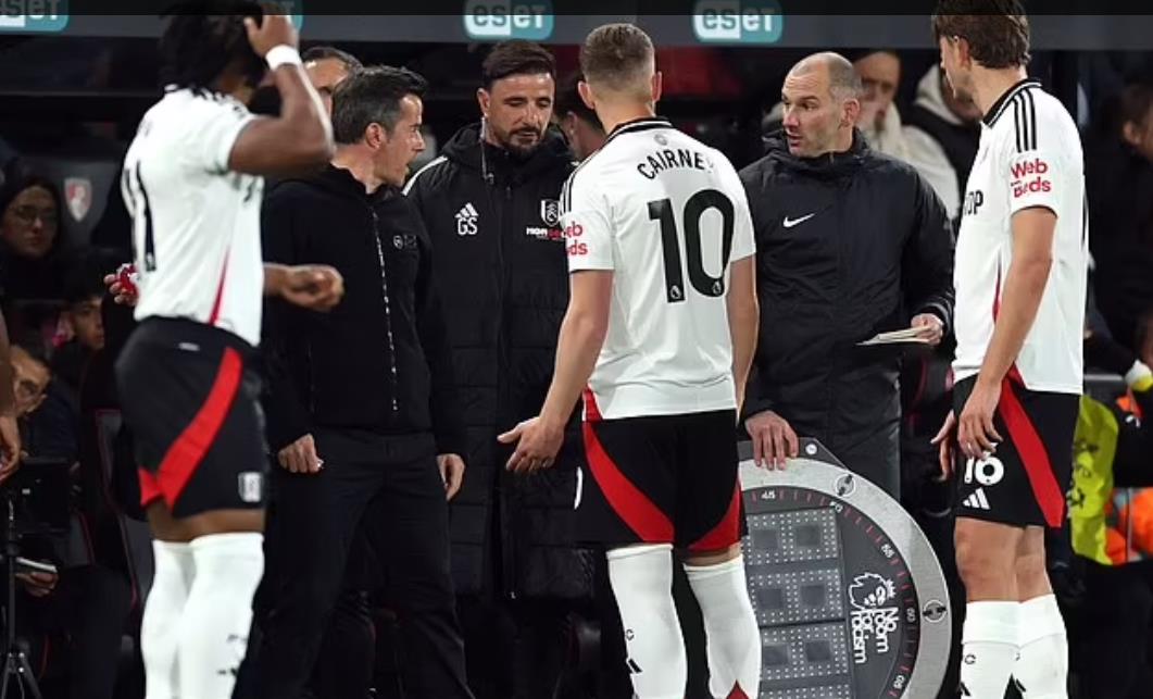 Thật là một sai lầm! Fulham thay người sai, huấn luyện viên phản đối nhưng vô ích