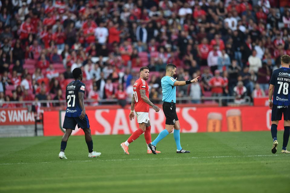 Sau khi mất vị trí dẫn đầu, các quan chức Benfica đã chỉ trích trọng tài: Chúng tôi đã trở thành nạn nhân, nhưng Sporting CP đã được hưởng lợi từ điều đó