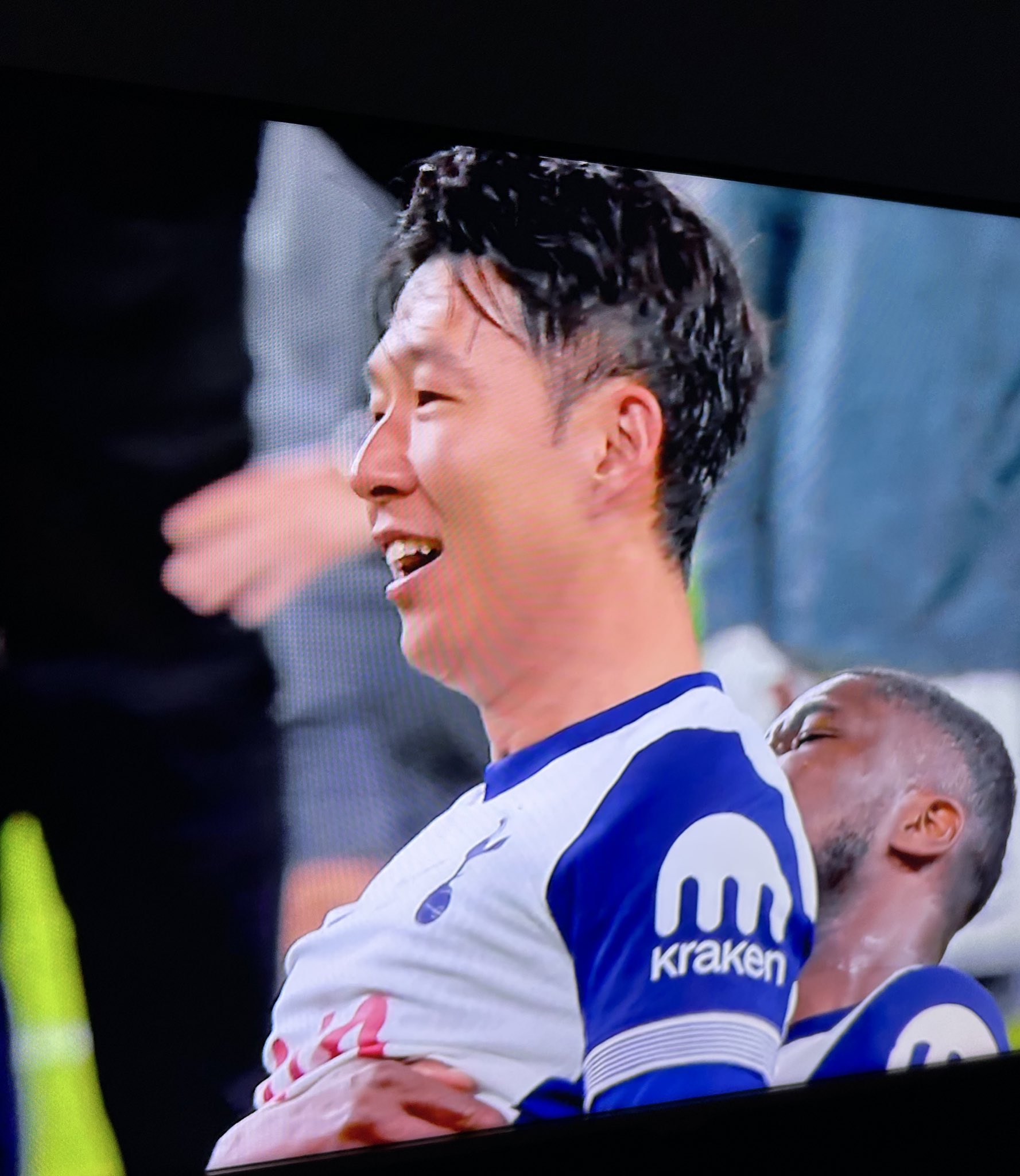 Thân ái từ câu lạc bộ cũ của tôi! Hamburg và Leverkusen đều gửi tin nhắn chúc mừng Son Heung-min vô địch