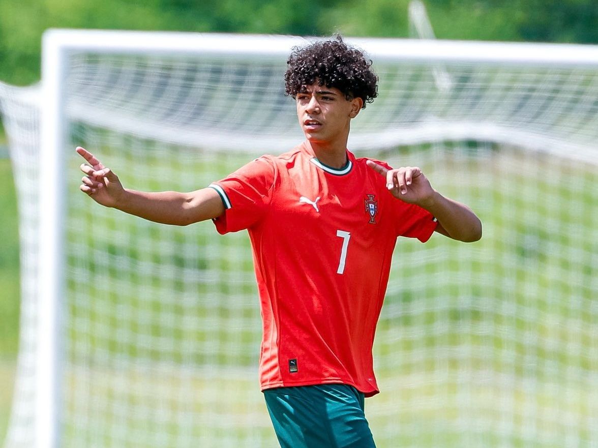 Cristiano Ronaldo chúc mừng Ronaldo trong trận ra mắt đội tuyển U15 quốc gia: Con trai, bố tự hào về con!