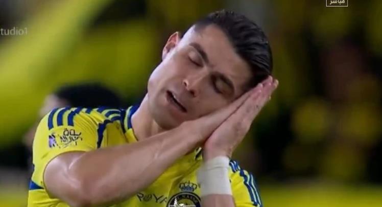 Bạn đang chế giễu đồng đội vì họ mộng du? Ronaldo đã làm cử chỉ "ngủ gật" trong trận đấu
