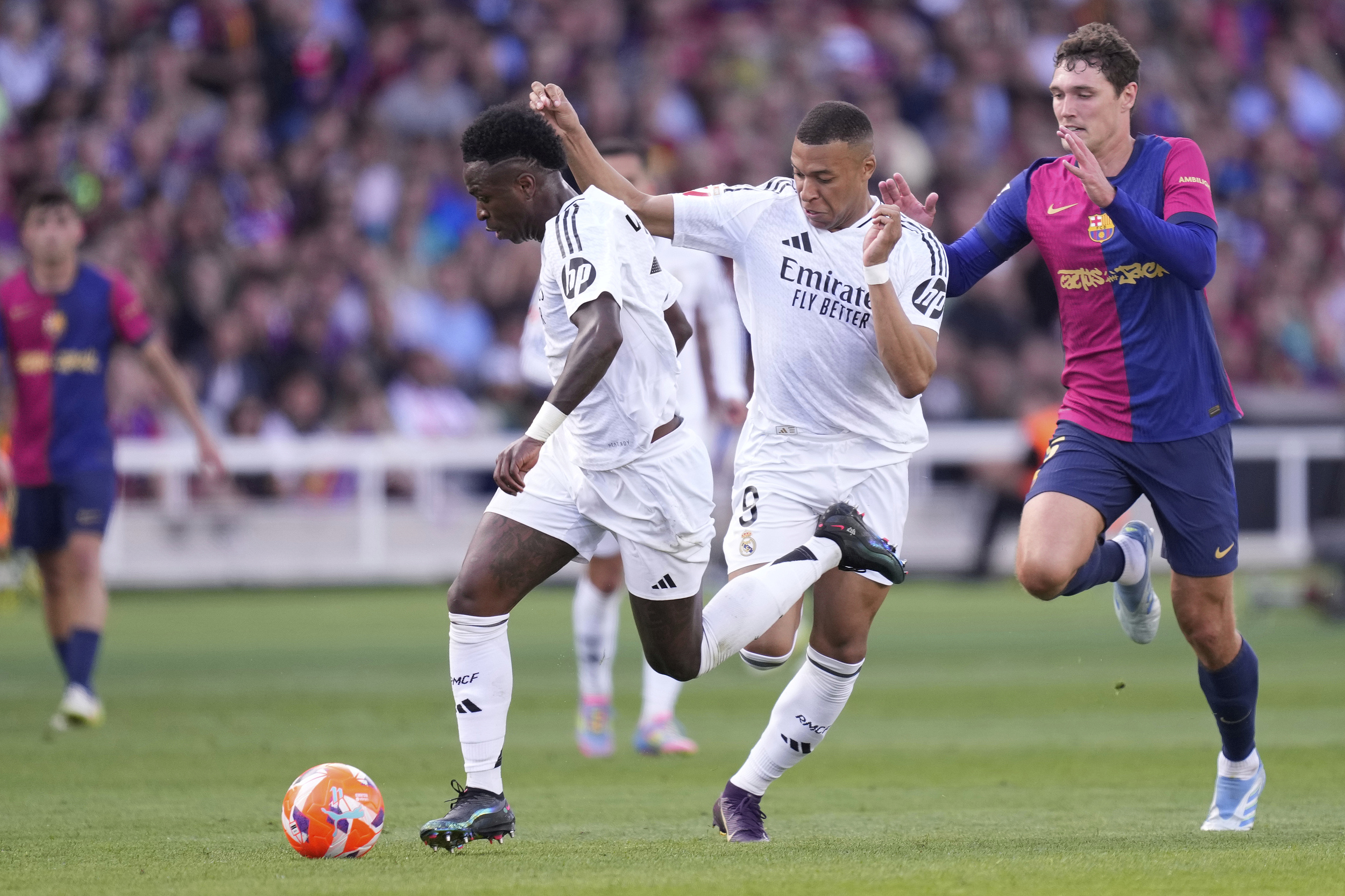Cuộc đua vô địch La Liga: Barcelona dẫn trước Real Madrid 7 điểm và có thể giành chức vô địch trước nếu giành chiến thắng ở vòng tiếp theo hoặc nếu Real Madrid không thắng