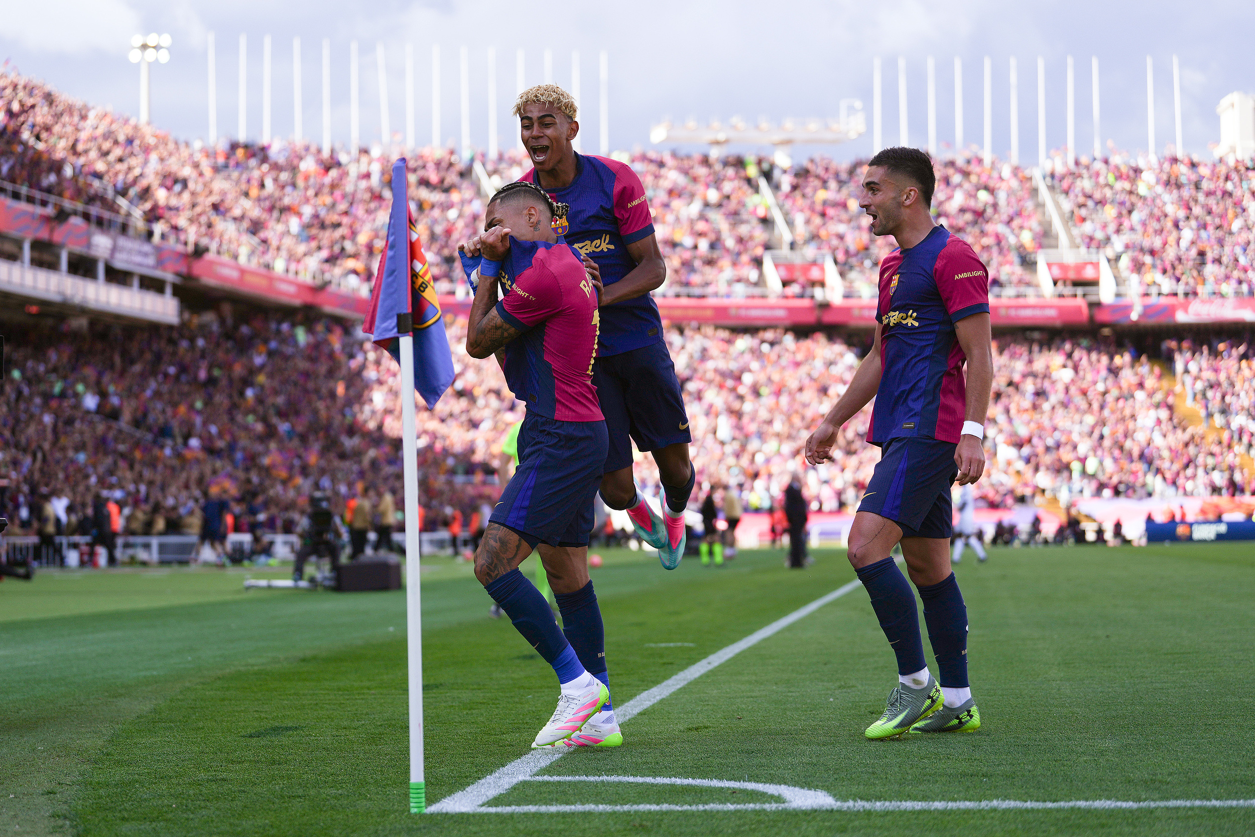 Bốn lần hạ gục Real Madrid! Barcelona đã thắng cả bốn trận derby quốc gia mùa này, ghi được 16 bàn thắng và để thủng lưới 7 bàn.
