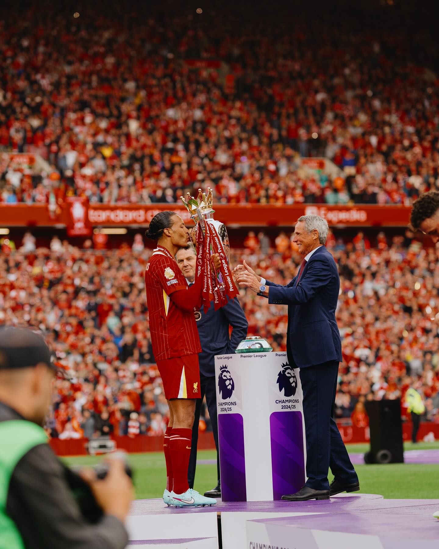 Van Dijk: Đây là một mùa giải tuyệt vời, chúng ta hãy cùng nhau ăn mừng