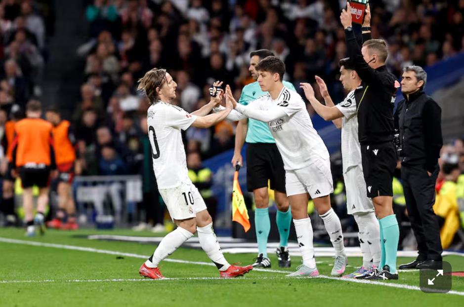 AS: Modric sẵn sàng chấp nhận giảm lương và trở thành cầu thủ dự bị để ở lại đội, nhưng Real Madrid chỉ muốn đào tạo những cầu thủ trẻ