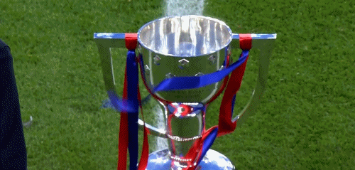 Khoảnh khắc đăng quang! Ter Stegen nâng cao chiếc cúp La Liga thay mặt cho đội Barcelona sau trận đấu
