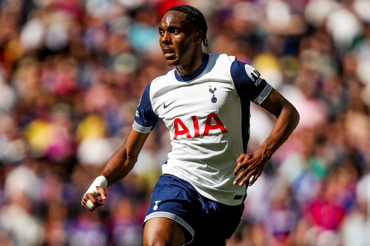 Phóng viên: Tottenham vẫn muốn giữ Terr, và đội bóng hiện đang đàm phán với Bayern
