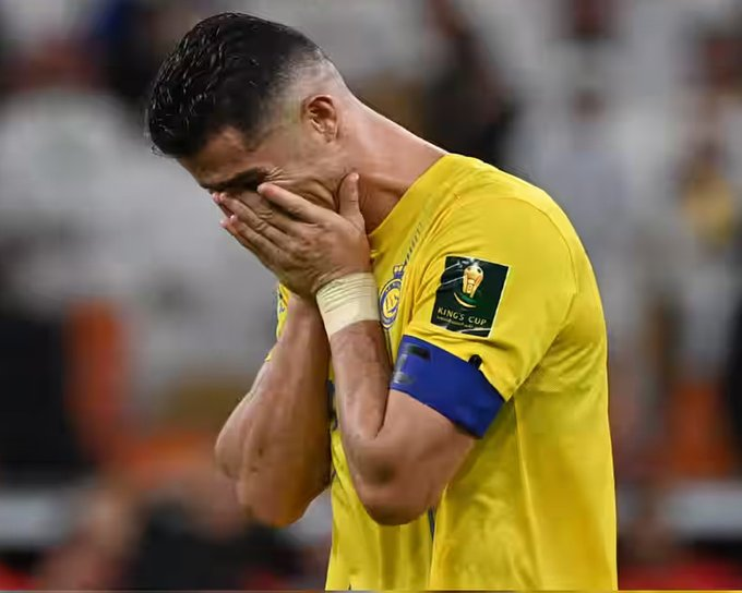 Cristiano Ronaldo đã vô cùng sốc sau khi mất chức vô địch và ngồi im trên băng ghế dự bị.