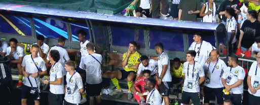 Cristiano Ronaldo đã vô cùng sốc sau khi mất chức vô địch và ngồi im trên băng ghế dự bị.