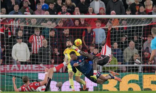 Sau tran hoa Sunderland Arsenal se tiep Spurs tren san nha.