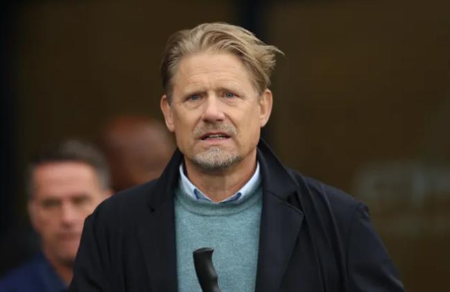 Peter Schmeichel nhận định cuộc đua vô địch ở Ngoại hạng Anh mùa này. Peter Schmeichel nhan dinh cuoc dua vo dich o Ngoai hang Anh mua nay.