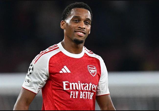 Jurrien Timber dang choi tot trong mau ao Arsenal.